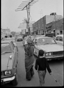 زنی در حال حمل یک آنت تلویزیون در دروازه غارتابستان ۵۸- عباس عطار